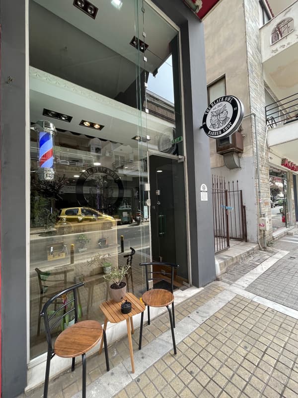 Η πρόσοψη στην Παναγή Τσαλδάρη 32, με τη στρογγυλή φωτεινή πινακίδα και τον στύλο του κουρείου